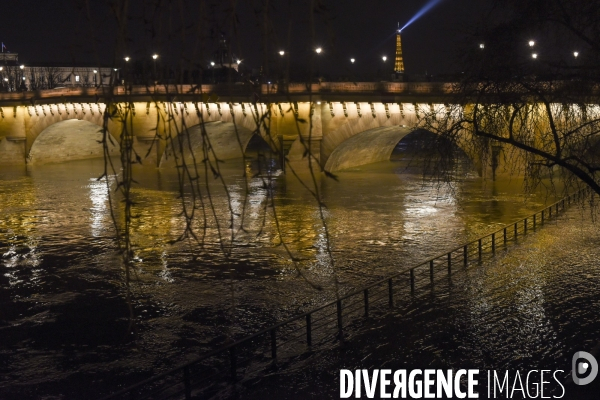 La Seine en crue la nuit.