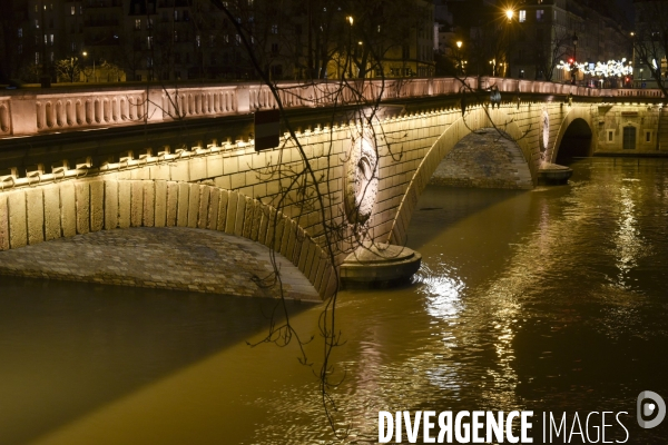 La Seine en crue la nuit.