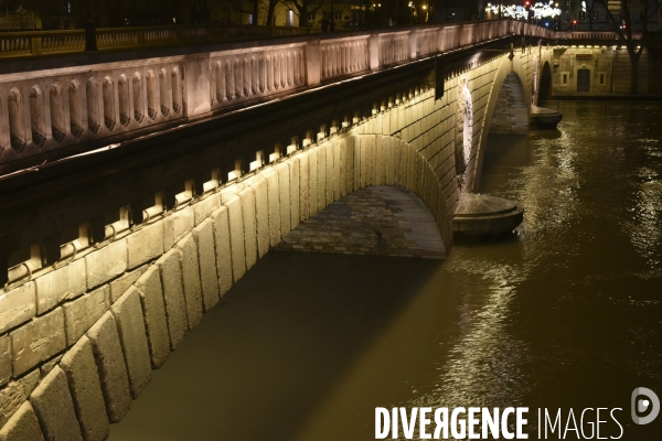 La Seine en crue la nuit.