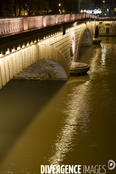 La Seine en crue la nuit.