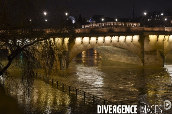 La Seine en crue la nuit.