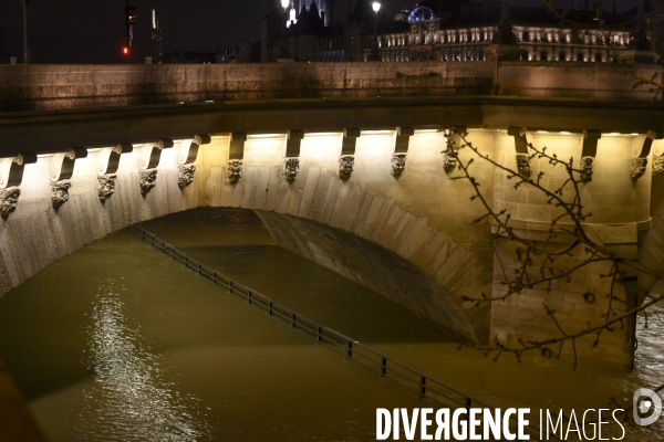 La Seine en crue la nuit.