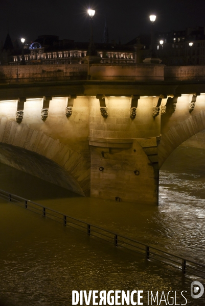 La Seine en crue la nuit.