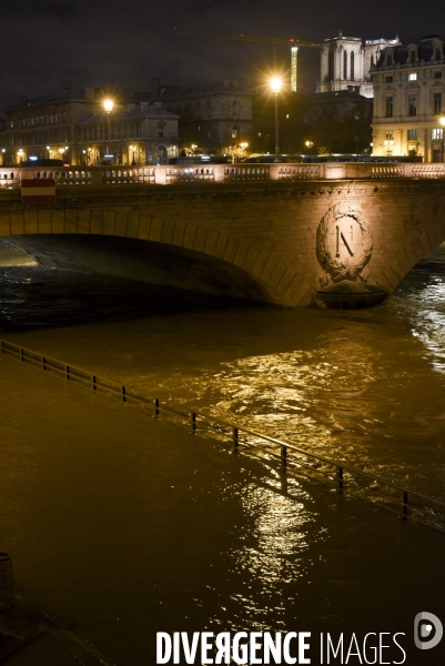 La Seine en crue la nuit.