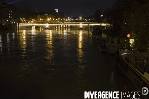 La Seine en crue la nuit.