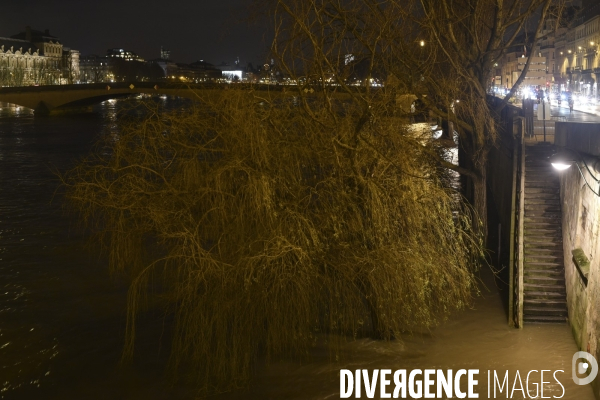 La Seine en crue la nuit.