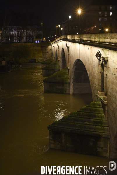 La Seine en crue la nuit.