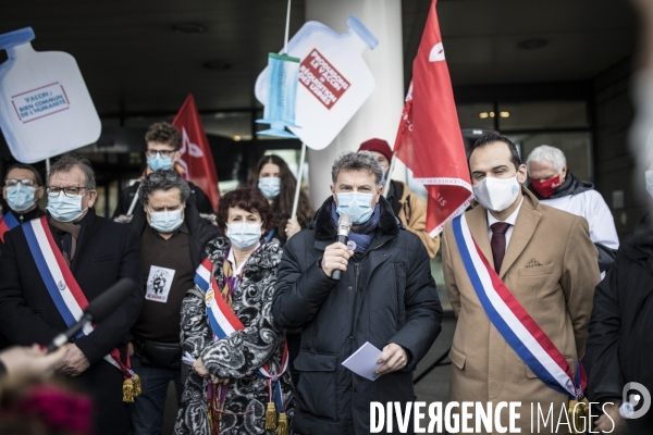 Manifestation du PCF devant PFIZER pour demander la levée des brevets sur le vaccin Covid