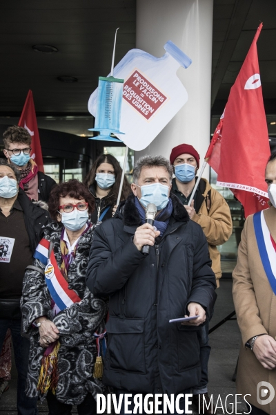 Manifestation du PCF devant PFIZER pour demander la levée des brevets sur le vaccin Covid