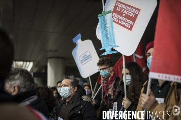 Manifestation du PCF devant PFIZER pour demander la levée des brevets sur le vaccin Covid