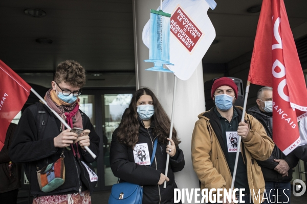 Manifestation du PCF devant PFIZER pour demander la levée des brevets sur le vaccin Covid