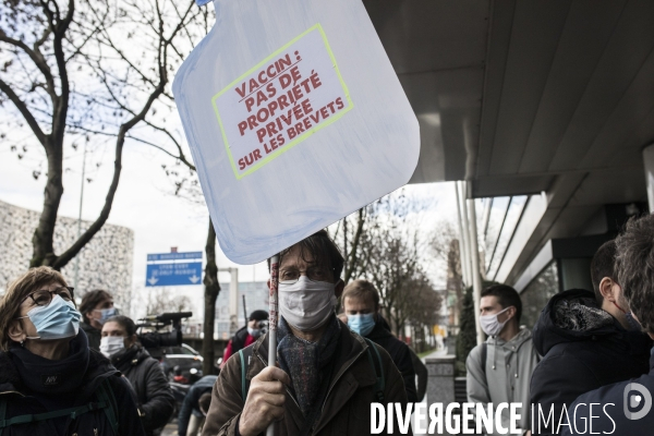 Manifestation du PCF devant PFIZER pour demander la levée des brevets sur le vaccin Covid