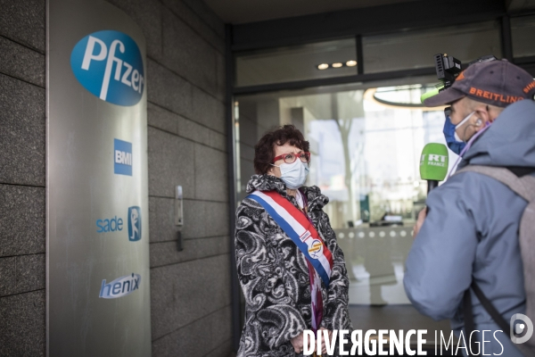 Manifestation du PCF devant PFIZER pour demander la levée des brevets sur le vaccin Covid