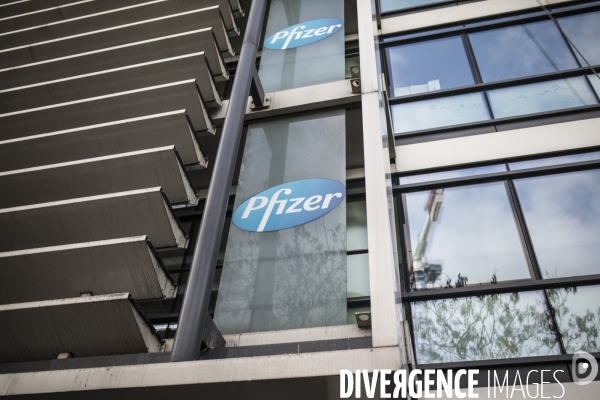 Manifestation du PCF devant PFIZER pour demander la levée des brevets sur le vaccin Covid