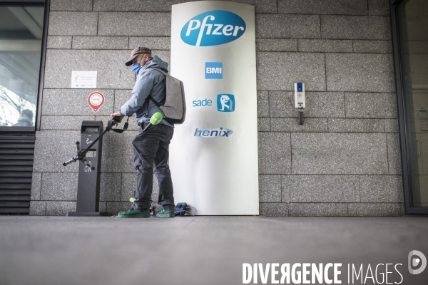 Manifestation du PCF devant PFIZER pour demander la levée des brevets sur le vaccin Covid