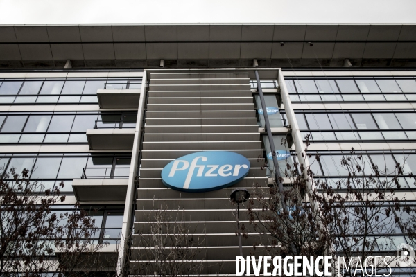 Manifestation du PCF devant PFIZER pour demander la levée des brevets sur le vaccin Covid