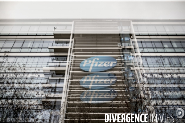 Manifestation du PCF devant PFIZER pour demander la levée des brevets sur le vaccin Covid
