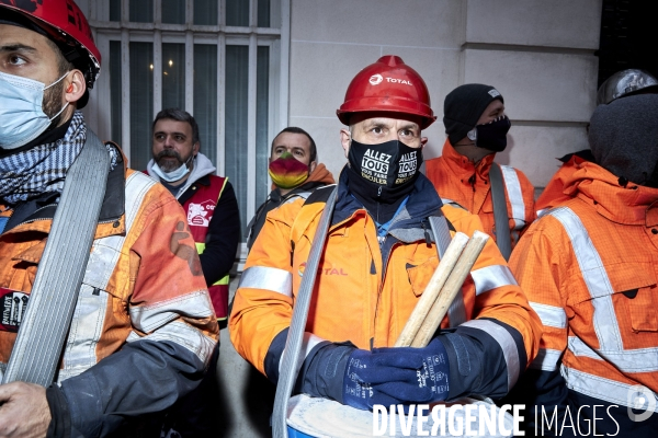 Manifestation des salaries de SANOFI  contre les reductions d emploi, à Paris