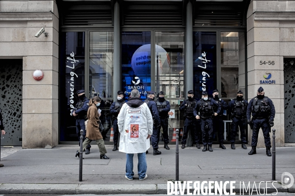 Manifestation des salaries de SANOFI  contre les reductions d emploi, à Paris