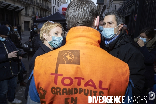 Manifestation des salaries de SANOFI  contre les reductions d emploi, à Paris