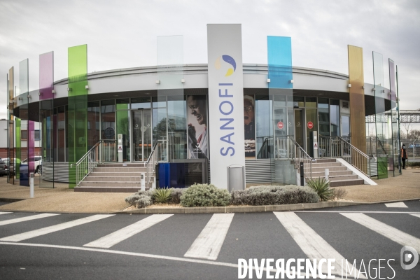 Manifestation de salariés contre le PSE devant Sanofi Vitry-sur-Seine