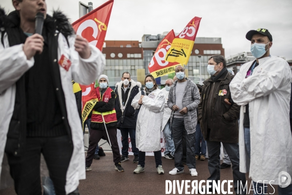 Manifestation de salariés contre le PSE devant Sanofi Vitry-sur-Seine