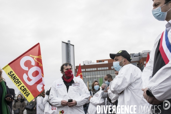 Manifestation de salariés contre le PSE devant Sanofi Vitry-sur-Seine