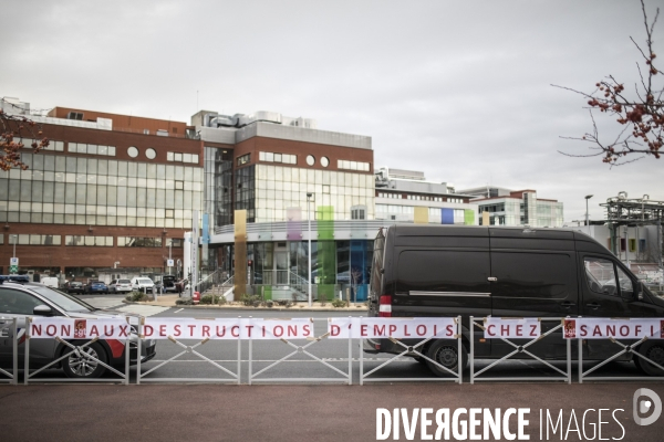 Manifestation de salariés contre le PSE devant Sanofi Vitry-sur-Seine