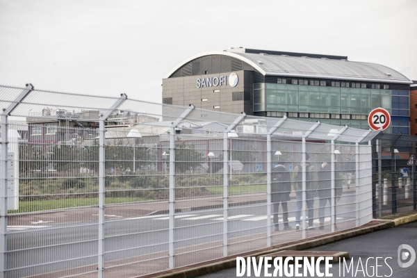 Manifestation de salariés contre le PSE devant Sanofi Vitry-sur-Seine