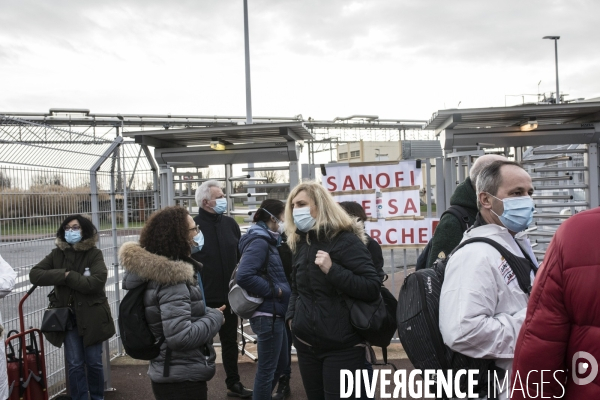 Manifestation de salariés contre le PSE devant Sanofi Vitry-sur-Seine