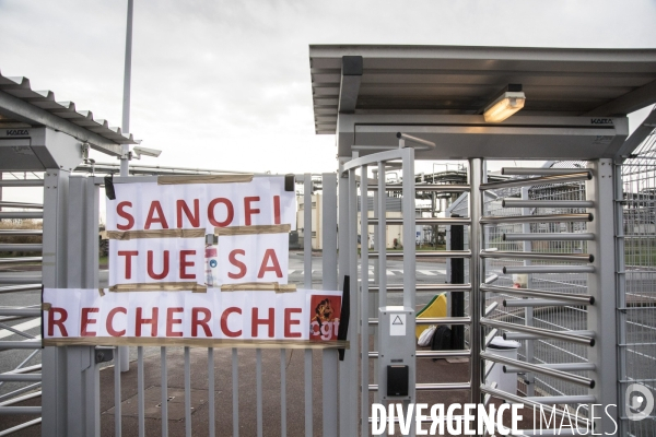 Manifestation de salariés contre le PSE devant Sanofi Vitry-sur-Seine