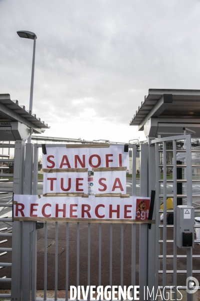 Manifestation de salariés contre le PSE devant Sanofi Vitry-sur-Seine