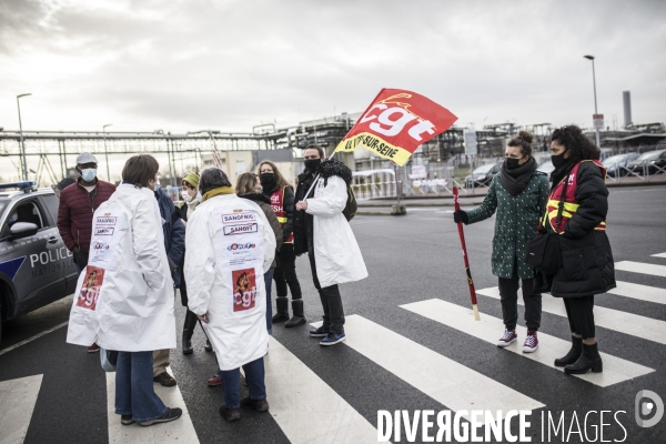 Manifestation de salariés contre le PSE devant Sanofi Vitry-sur-Seine