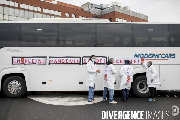 Manifestation de salariés contre le PSE devant Sanofi Vitry-sur-Seine