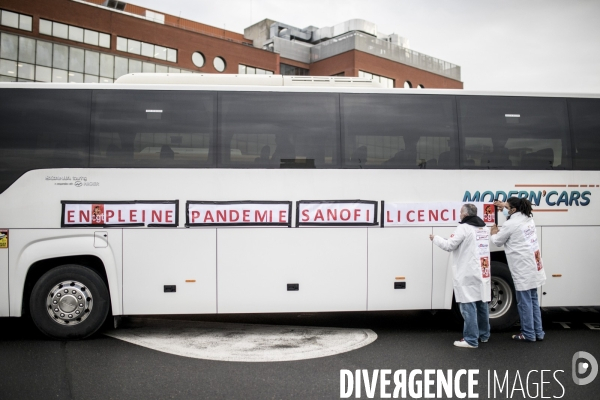 Manifestation de salariés contre le PSE devant Sanofi Vitry-sur-Seine