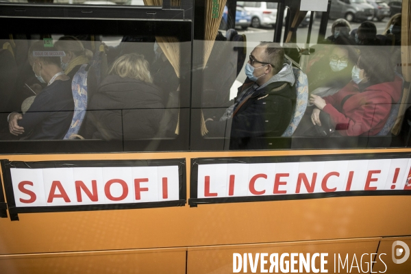 Manifestation de salariés contre le PSE devant Sanofi Vitry-sur-Seine