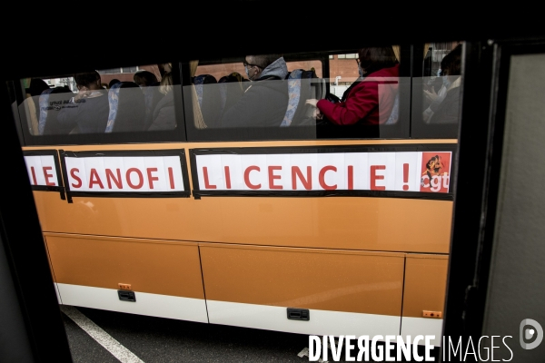 Manifestation de salariés contre le PSE devant Sanofi Vitry-sur-Seine