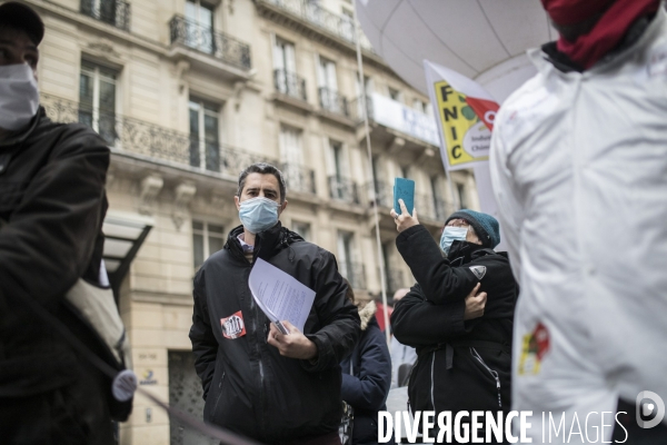 Procès public contre le PSE devant le siège de Sanofi