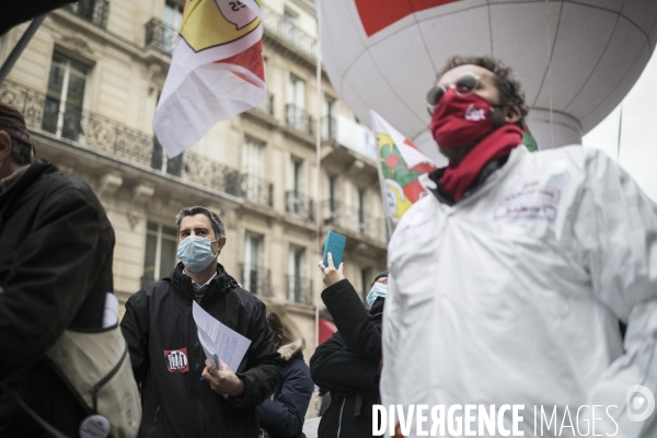 Procès public contre le PSE devant le siège de Sanofi