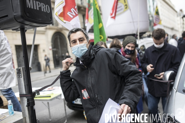 Procès public contre le PSE devant le siège de Sanofi