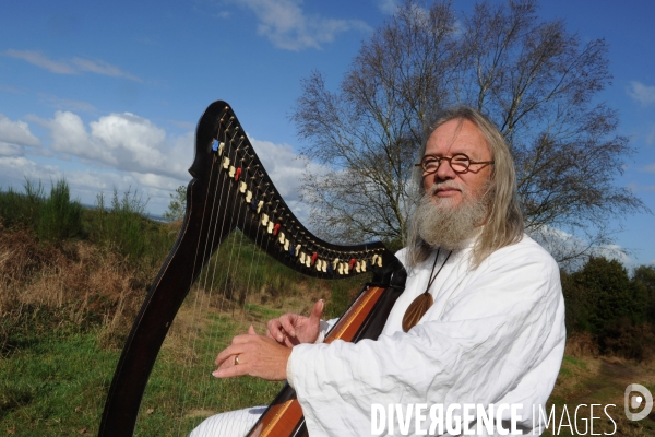 Druides et barde dans la forêt de Brocéliande