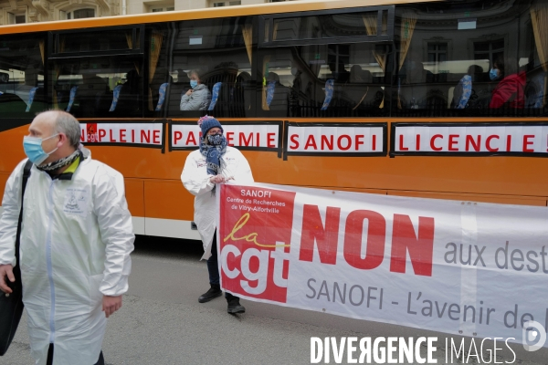 Faux Procès et manifestation devant le siège de Sanofi