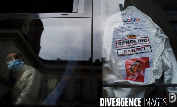 Faux Procès et manifestation devant le siège de Sanofi