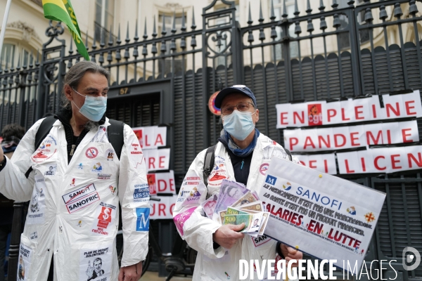 Faux Procès et manifestation devant le siège de Sanofi