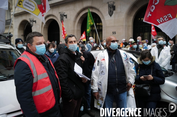 Faux Procès et manifestation devant le siège de Sanofi