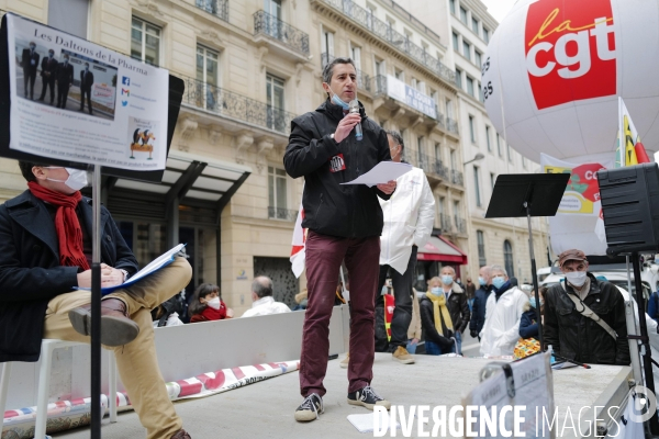 Faux Procès et manifestation devant le siège de Sanofi