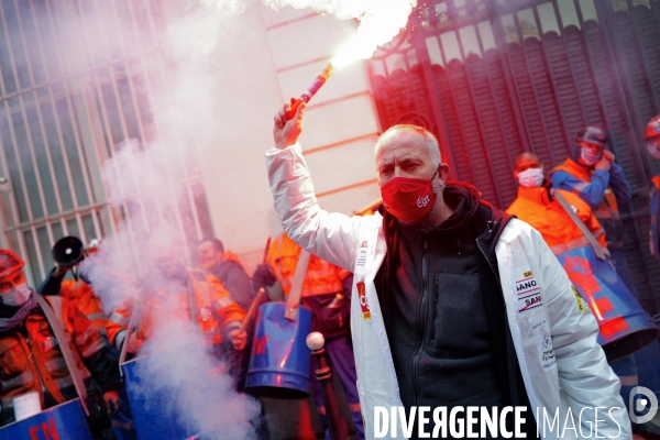 Faux Procès et manifestation devant le siège de Sanofi