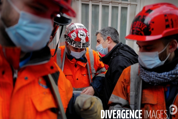 Faux Procès et manifestation devant le siège de Sanofi