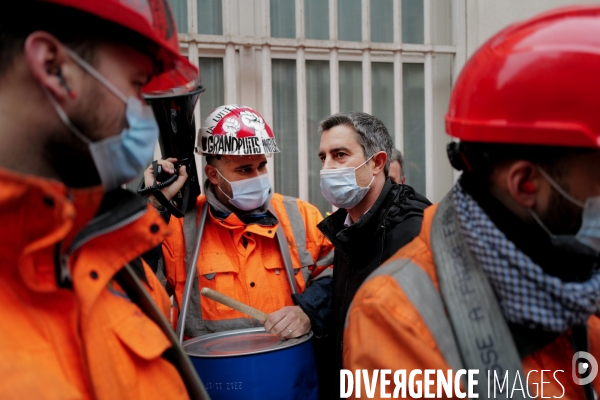 Faux Procès et manifestation devant le siège de Sanofi