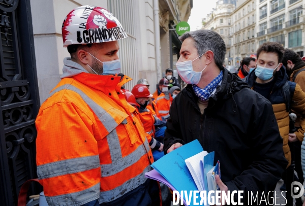 Faux Procès et manifestation devant le siège de Sanofi